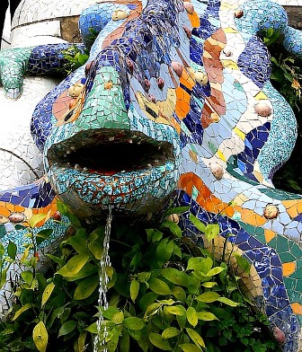 La fuente del dragón en trencadís en el Park Güell