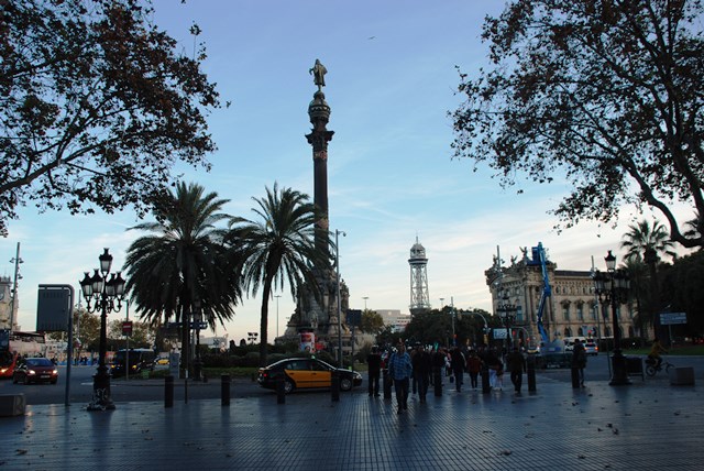 Monumento a Colón al final de las Ramblas y all inicio del Port Vell en Barcelona