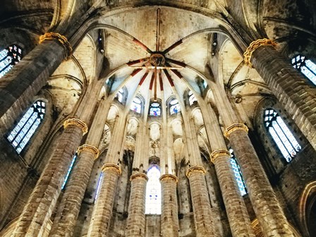 Vitrales en la Basílica de Santa María del Mar de Barcelona