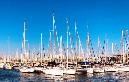 Vistas a los barcos desde la terraza del Museo de Historia de Catalunya