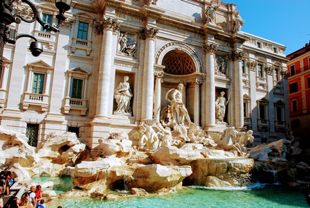 Lanza una moneda a la Fontana di Trevi en Roma