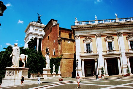 Iglesia de Santa María in Aracoeli y el Vittoriano, pegados a la Plaza del Campidoglio