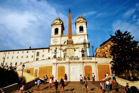 La Iglesia Trinidad del Monte y el obelisco egipcio en la Plaza de España de Roma