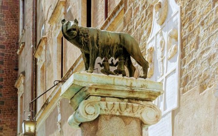 Loba Luperca, con Rómulo y Remo en la Plaza del Campidoglio