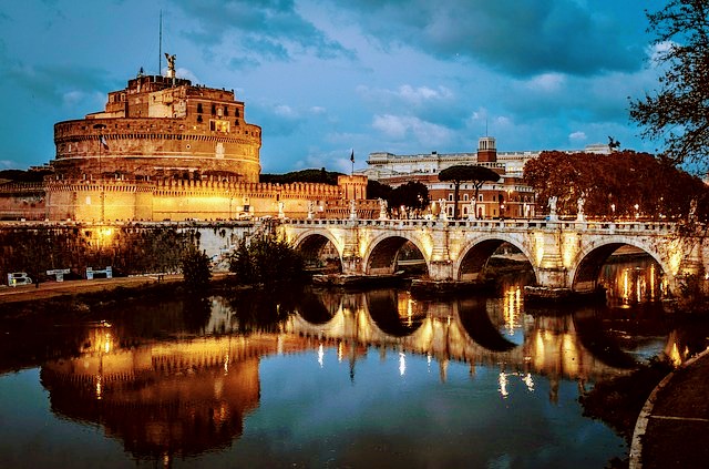 Castillo y Puente Sant´Angelo iluminados por la noche