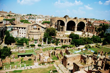 Templo de Rómulo, junto a la Basílica de Majencio en el Foro Romano