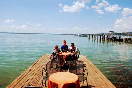 Comedor de ensueño en la tasca de Isola Maggiore en Umbría