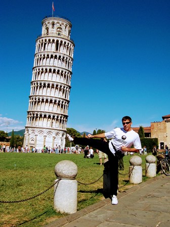 Foto típica de la torre inclinada de Pisa... en versión karateka