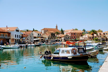 El precioso pueblo de Vrboska (Isla de Hvar, Croacia))