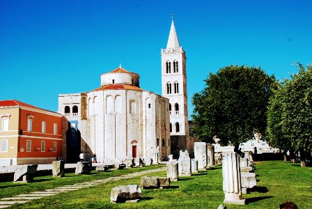 Iglesia de San Donato, junto al camapanario de la Catedral y las ruinas del Forum (Croacia)