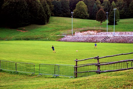 Inesperado campo de fútbol en Jezerce, junto a los Lagos de Plitvice (Croacia)