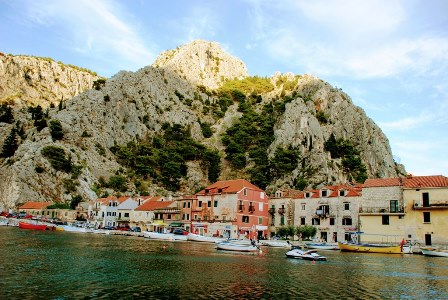 Omis bajo las montañas y el fuerte (Croacia)