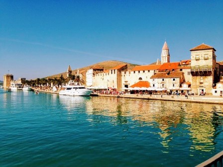 Paseo marítimo de Trogir con el castillo de kamerlengo al final (Croacia)