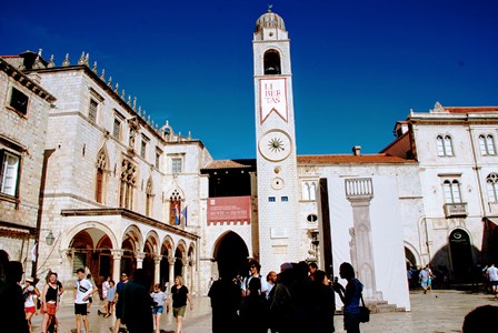 Plaza de la Logia con la torre del reloj y el Palacio Sponza en Dubrovnik