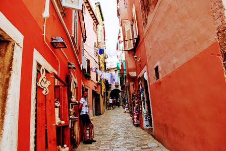 Preciosas calles con puestitos de artesanía en Rovinj (Croacia)