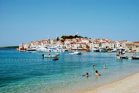 Primosten rodeada de idílicas playas de guijarros (Croacia)