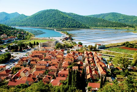 Vistas de Veliki Ston y las salinas desde la muralla (Croacia)