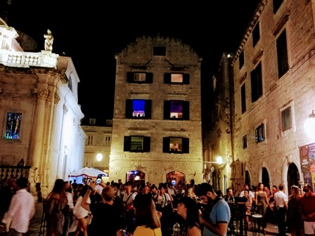 Brindís final por Dubrovnik junto a la iglesia de San Blas