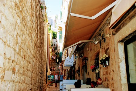 Empinadas escaleras desde la calle Stradun que NO debes coger para llegar al teleférico de Dubrovnik