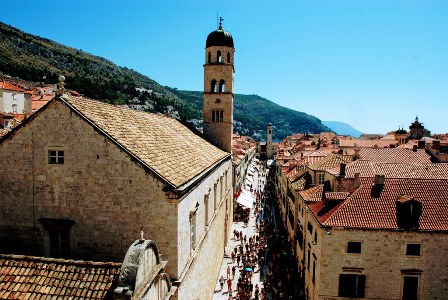 La calle Stradun, la arteria principal de la ciudad medieval de Dubrovnik 