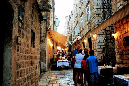 Preciosa callejuela de Prijeko con acogedores restaurantes (Dubrovnik)