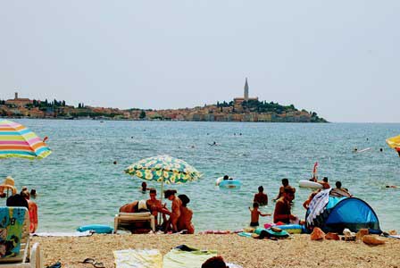 Playa con vistas únicas al precioso pueblo de Rovinj en Croacia