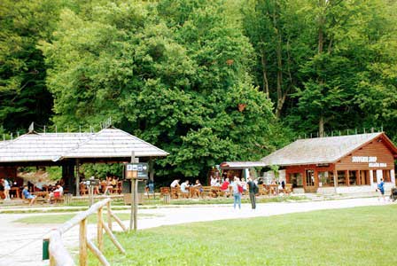 Comer en el Parque Nacional de los Lagos de Plitvice (Croacia)