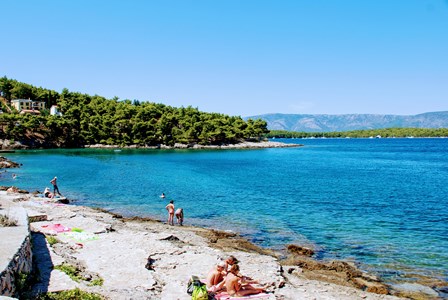 Una de las muchas playas que disfrutamos en nuestro paseo en bici en la isla de Hvar (Croacia)