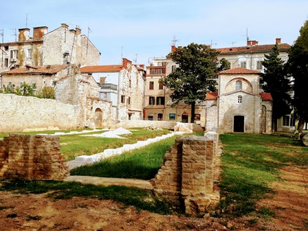 Capilla de Santa María en Formosa y las ruinas de la antigua basílica en Pula (Croacia)