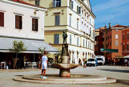 Curiosa fuente en la Plaza del Mariscal Tito en Rovinj (Croacia)