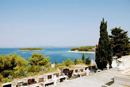 El Cementerio de Primosten con vistas al mar (Croacia)