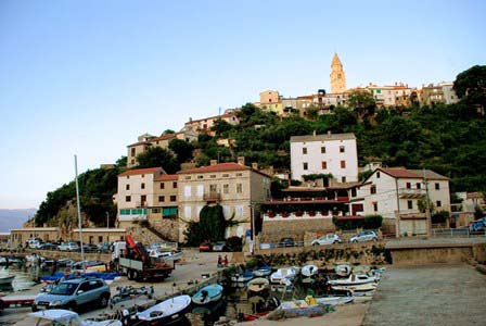 El precioso pueblo de Vrbnik en lo alto de la colina en la isla de Krk (Croacia)