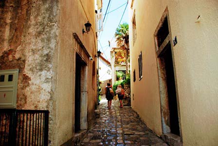 Empinadas callejuelas en Krk (Croacia)