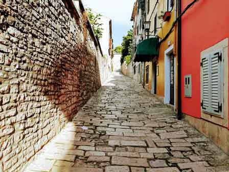 Empinadas cuestas para subir al castillo de Pula (Croacia)