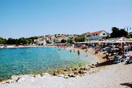 Enorme playa, junto a las murallas de Primosten (Croacia)