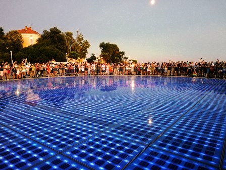 Espectáculo de luces en el Saludo al Sol, junto al Órgano del Mar de Zadar (Croacia)