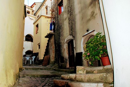 Estrechas y empinadas callejuelas en Vrbnik en la isla de Krk (Croacia)