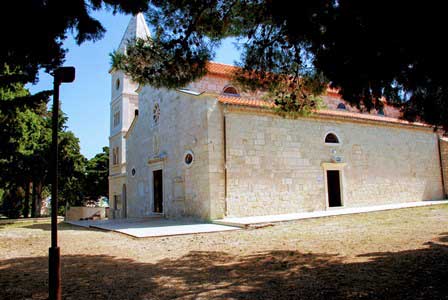 Iglesia de San Jorge en lo alto de Primosten (Croacia)