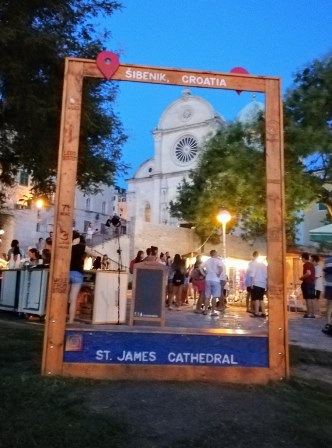 Original foto de la Catedral de Santiago de Sibenik de noche (Croacia)