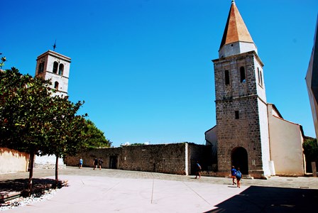 La Iglesia de Nuestra Señora de la Salud y la Iglesia de San Francisco en lo alto de Krk (Croacia)