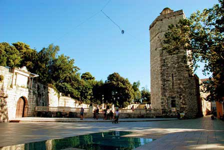 La Torre del Capitán, junto a la Plaza de los 5 pozos y el parque en Zdar (Croacia)