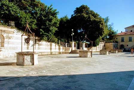 La curiosa Plaza de los 5 pozos de Zadar (Croacia)