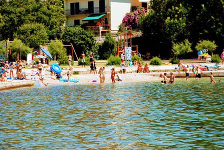 Playa de Krk, pegado al casco histórico (Croacia)