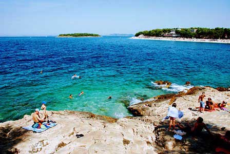 Playa de rocas en Primosten (Croacia)