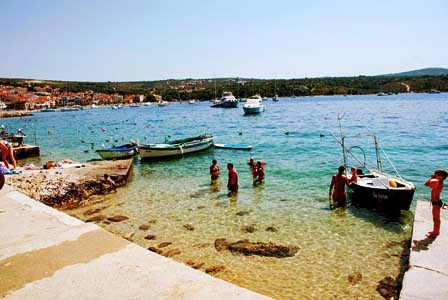 Playa en el muelle de Primosten (Croacia)