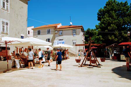 Plaza de Kamplin, con puestitos de artesanía en la isla de Krk (Croacia)