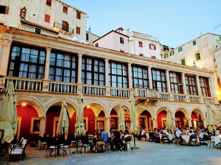 Plaza de la República de Sibenikcon su preciosa Logia (Croacia)