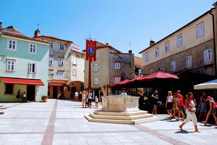 Plaza principal de Krk, con preciosos edificios renacentistas (Croacia)