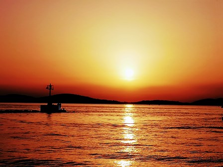 Preciosa puesta de sol desde el barco en Sibenik (Croacia)