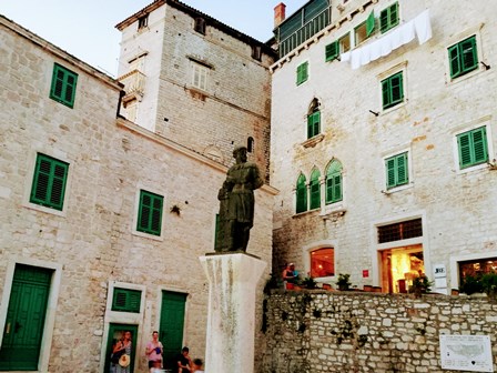 Preciosos edificios en las callejuelas de Sibenik (Croacia)